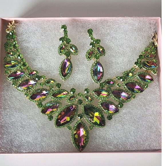Stunning Sparkling Green Rhinestone & Faux Jewel Bib Necklace & Earrings Set #1 - Picture 1 of 5
